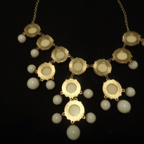 VINTAGE 60S 70S CREAM WHITE DISCS STATEMENT NECKLACE - Picture 3 of 3